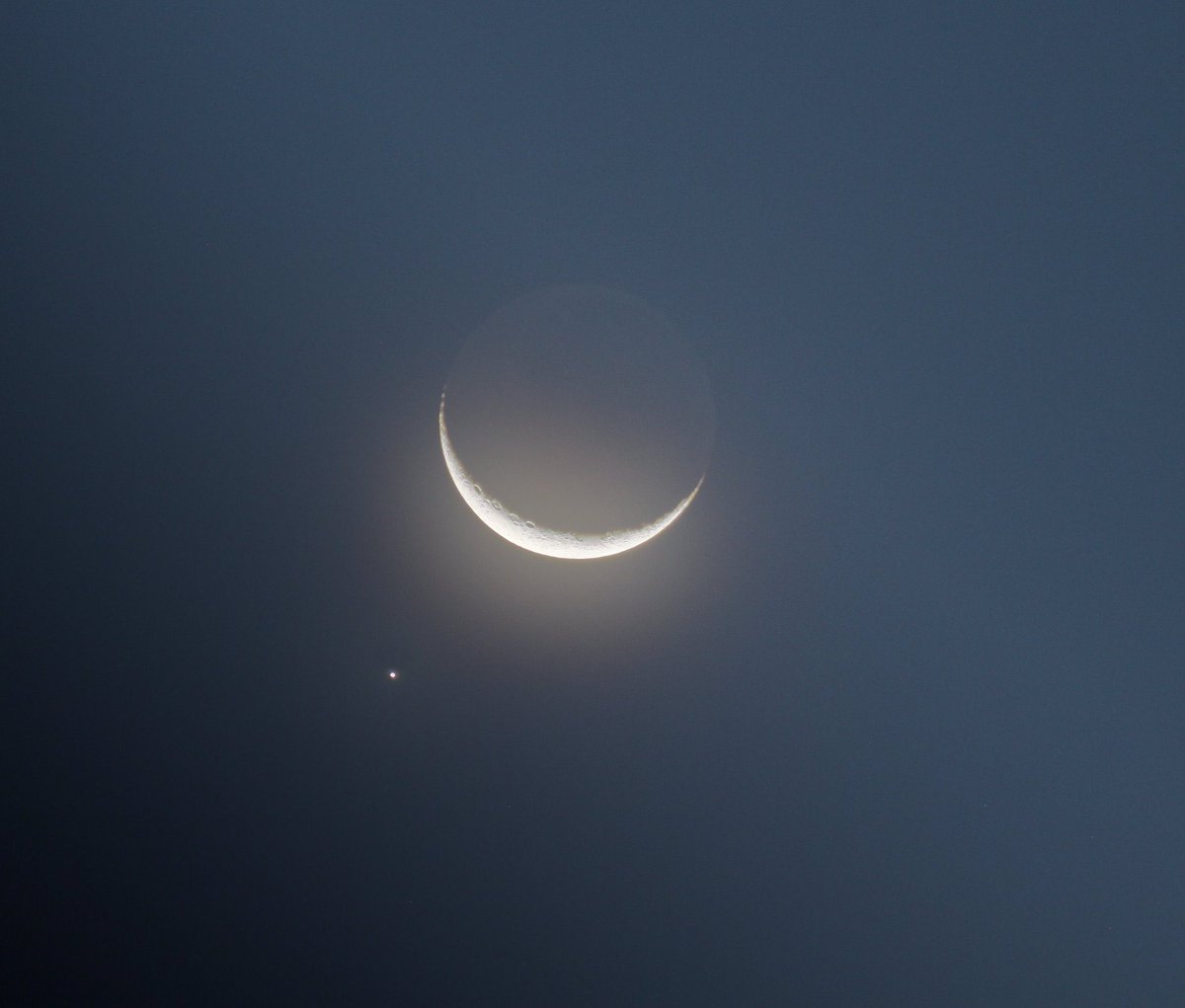 h1ziim's tweet photo. " Moon and venus " https://t.co/UYtZFX0RK0