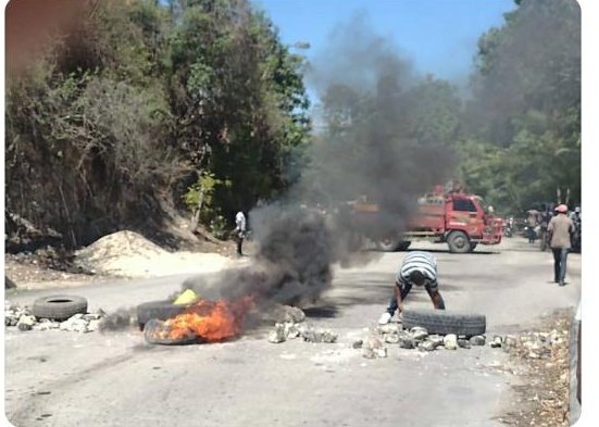 Mackend30449032's tweet image. Malgre m te fè pon ant notab ak otorite nan #Gouvènman an pou te rezoud problèm Imigrasyon / CRLDI Ènri a, #Leta a pa t tande rezon. Jodi vendredi 24 mas la, popilasyon an koupe tout wout yo, soti #Senmichèl pou rive #Ènri! @DrArielHenry , @MInterieurHaiti  !