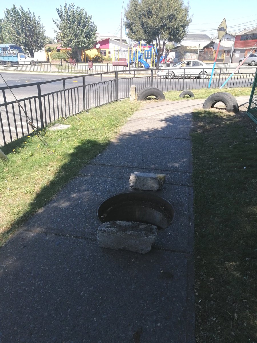 unperiodista's tweet photo. #Hualpén PRECAUCIÓN Peligro de caída de peatones, alcantarillado sin tapa en vereda en Alemania esquina YUGOESLAVIA, al costado del  Colegio Santa Teresita  @hualpenciudad @essbio @Amigopenquista @ahorahualpen @iHualpen @biobio @Pablosky8a @NAVALTOONS https://t.co/FdnNPvnueI