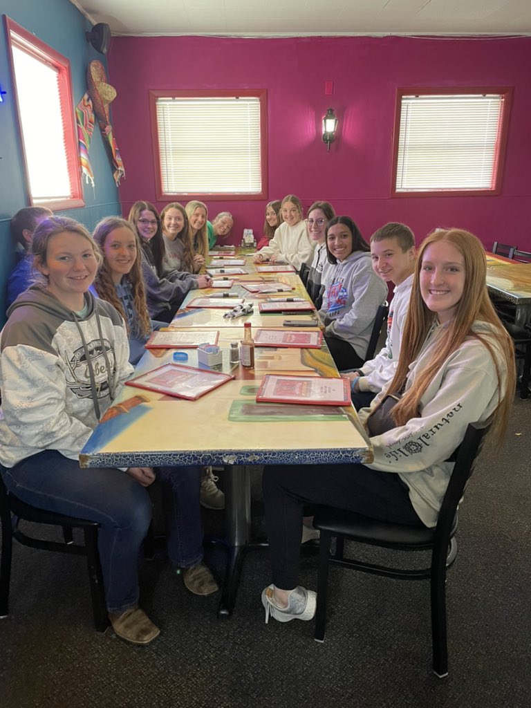 AlspaughKimmie's tweet photo. Student council leadership day! We broke out AND had an awesome lunch! Great group of kids 💕 #StuCo #HPCStorm https://t.co/PZzg3QDt1t