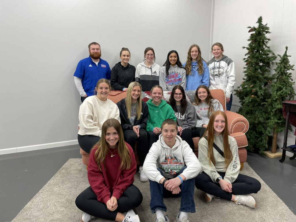 AlspaughKimmie's tweet photo. Student council leadership day! We broke out AND had an awesome lunch! Great group of kids 💕 #StuCo #HPCStorm https://t.co/PZzg3QDt1t