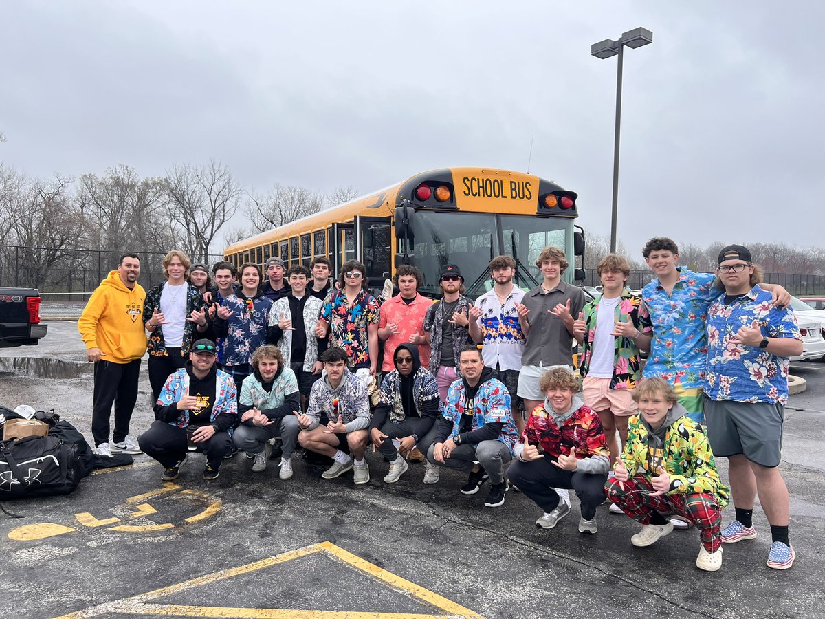FZE_Baseball's tweet photo. Warm weather vibes. #springbreaktrip #offtohawaii #actuallyjustcomo https://t.co/iE97OFg3sn