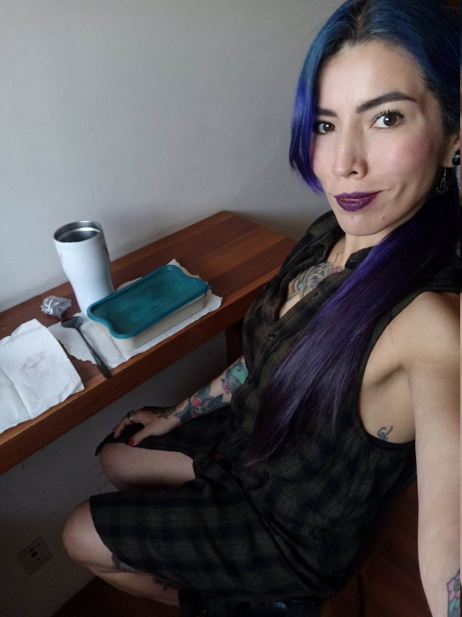 _VanN_y's tweet image. Desayuno Godinez (con mis Tupperwares) mientras me mantengo informada con #poderosonews #WelcomePoderoso
Excelente fin de semana queridos 💜