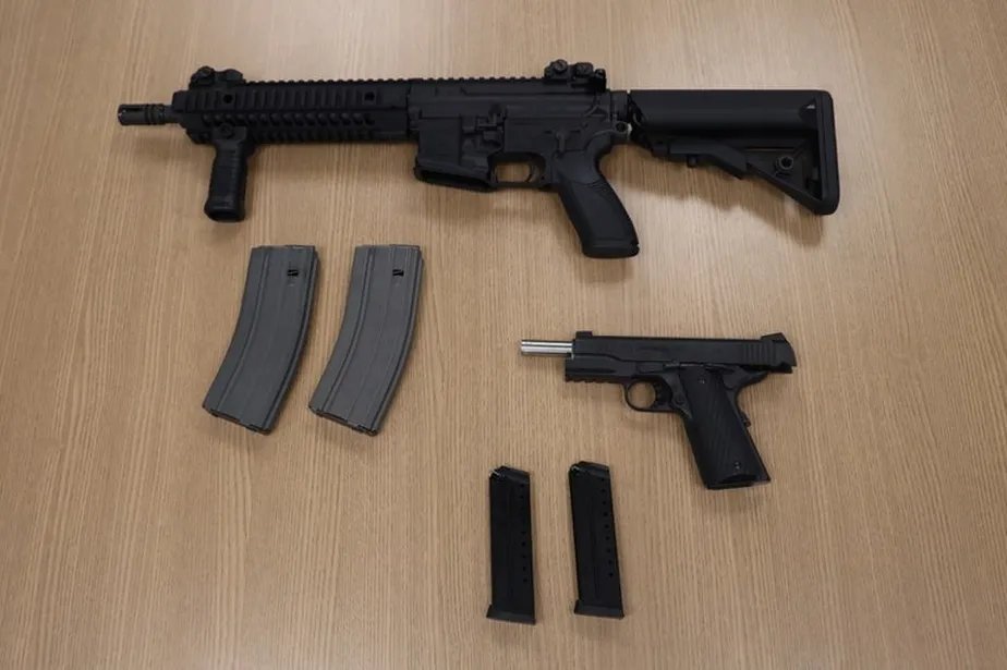lazarorosa25's tweet photo. Não... não foi na comunidade. Essas armas foram contrabandeadas pelo bolsonaro. A defesa dele devolveu hoje para a PF. https://t.co/wcX1rN1TzR