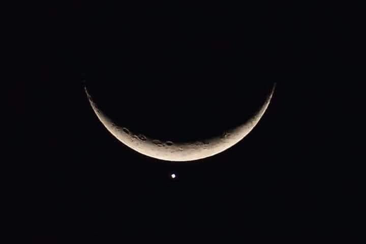 HashirAliAbbas3's tweet photo. The magic of divine artist…Moon and Venus aligned~🌒
-philippines•🌙 https://t.co/2rypbBp350