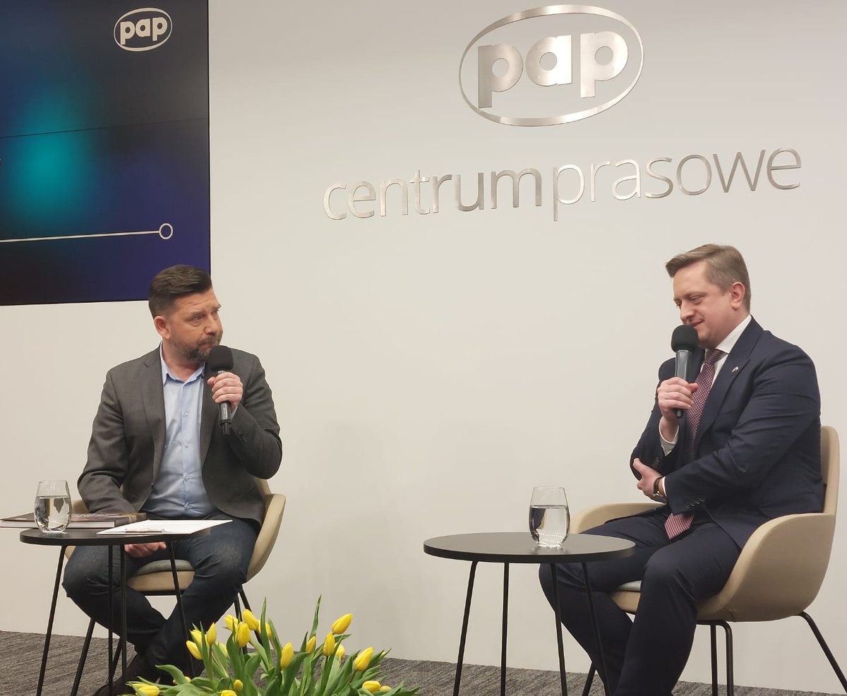 Provident_PL's tweet photo. W @PAP Polsko-Ukraińskie Popołudnie z wystawą Atakując, zobaczycie nasze twarze, nie nasze plecy.
Gościem był Ambasador @Vasyl_Zvarych.
W późniejszym panelu Alicja Witczak z naszego #DomMatki opowiedziała o jego działaniu i inicjatywie #NieBądźNiewidzialna https://t.co/RgH3kVgipI https://t.co/lQNm46A1tF