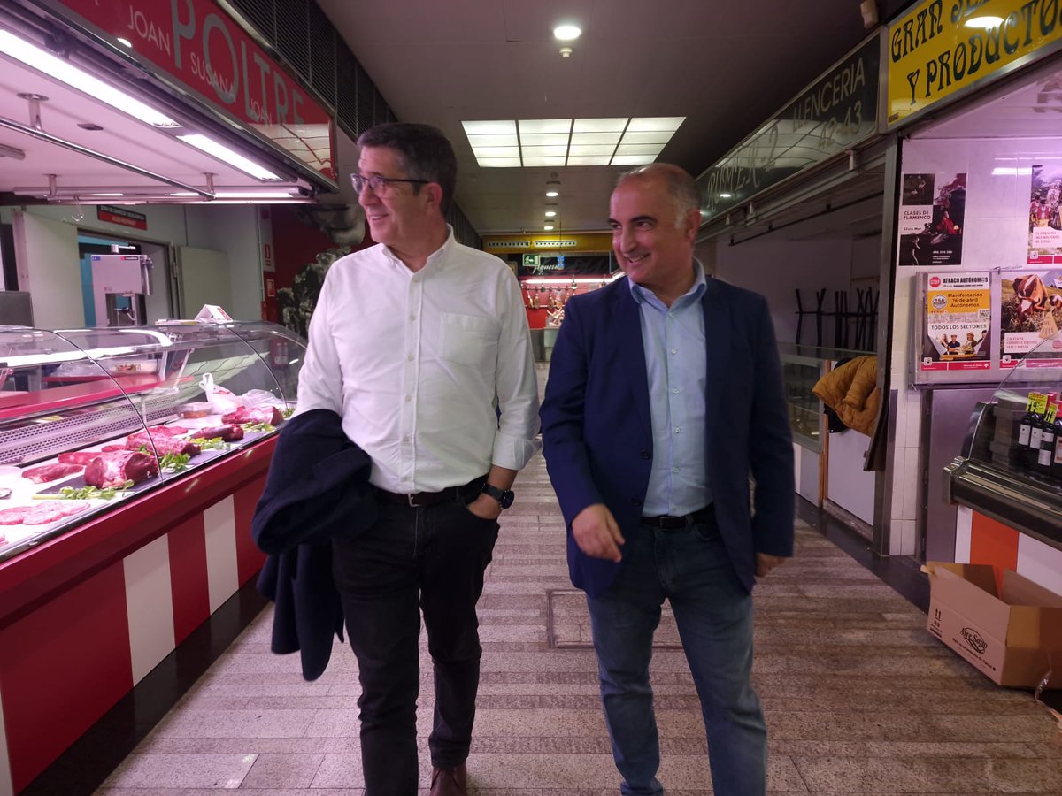 PSCRIPOLLET's tweet photo. 🙌🏻Avui hem passejat per #Ripollet amb @patxilopez.
👉Hem visitat els comerços i el mercat de #Ripollet, parlant amb els veïns i veïnes.
➡️Seguim a peu de carrer escoltant-vos.
#estimemripollet
#activemripollet https://t.co/DVamru2g36