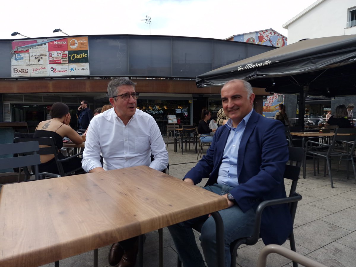 PSCRIPOLLET's tweet photo. 🙌🏻Avui hem passejat per #Ripollet amb @patxilopez.
👉Hem visitat els comerços i el mercat de #Ripollet, parlant amb els veïns i veïnes.
➡️Seguim a peu de carrer escoltant-vos.
#estimemripollet
#activemripollet https://t.co/DVamru2g36