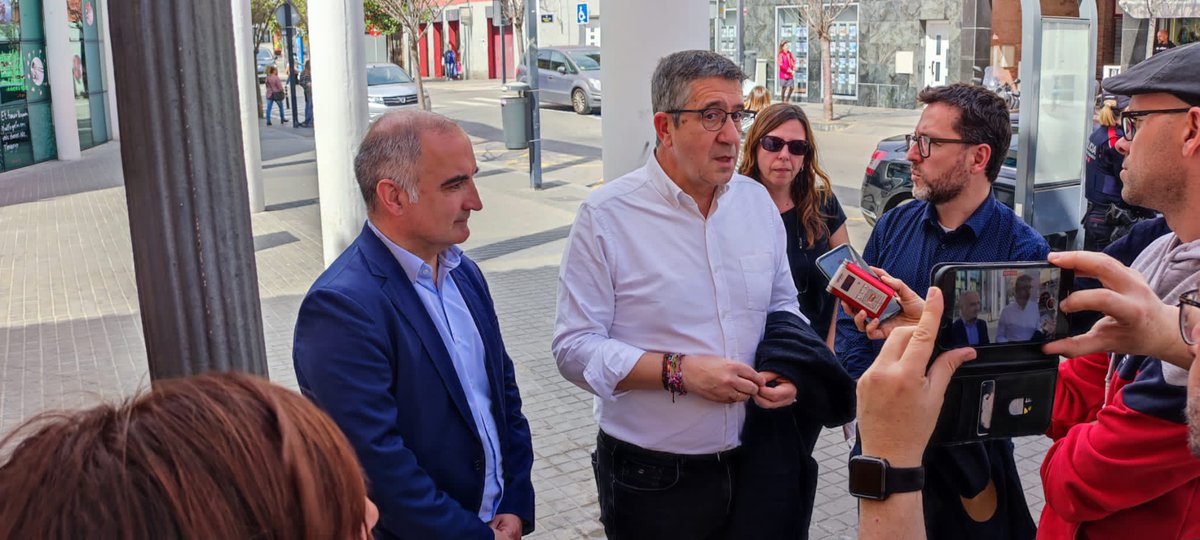 PSCRIPOLLET's tweet photo. 🙌🏻Avui hem passejat per #Ripollet amb @patxilopez.
👉Hem visitat els comerços i el mercat de #Ripollet, parlant amb els veïns i veïnes.
➡️Seguim a peu de carrer escoltant-vos.
#estimemripollet
#activemripollet https://t.co/DVamru2g36