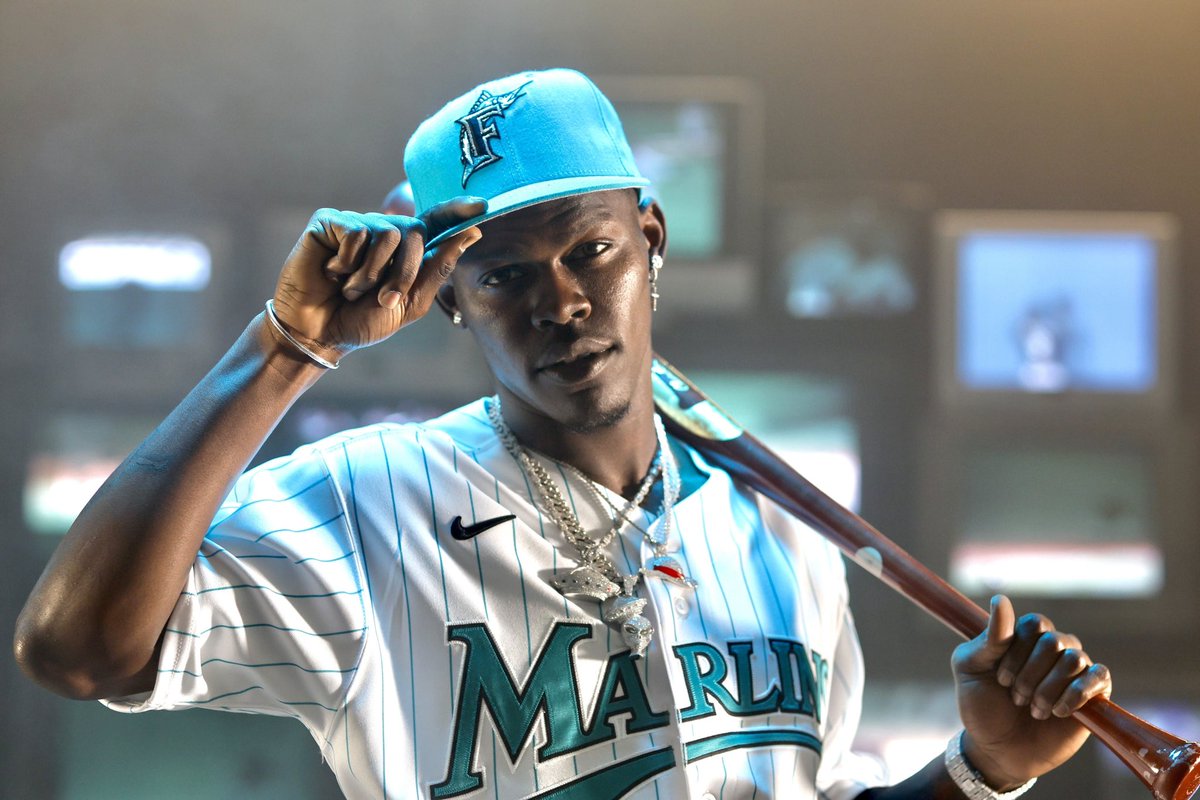 theScore's tweet photo. The Marlins are throwing it back to the 90s with their retro uniforms for 2023. 👀🔥

(📸: @Marlins) https://t.co/akWH5cdVPX