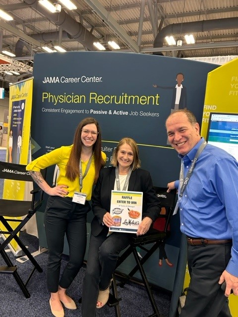 JAMACareerCtr's tweet image. Congrats to our &apos;Taste of Chicago&apos; booth prize winner, Kris Yoder! It was fantastic to meet you today. We hope you enjoy the goodies from our home state! #AAPPR2023 @JAMANetworkHSR
