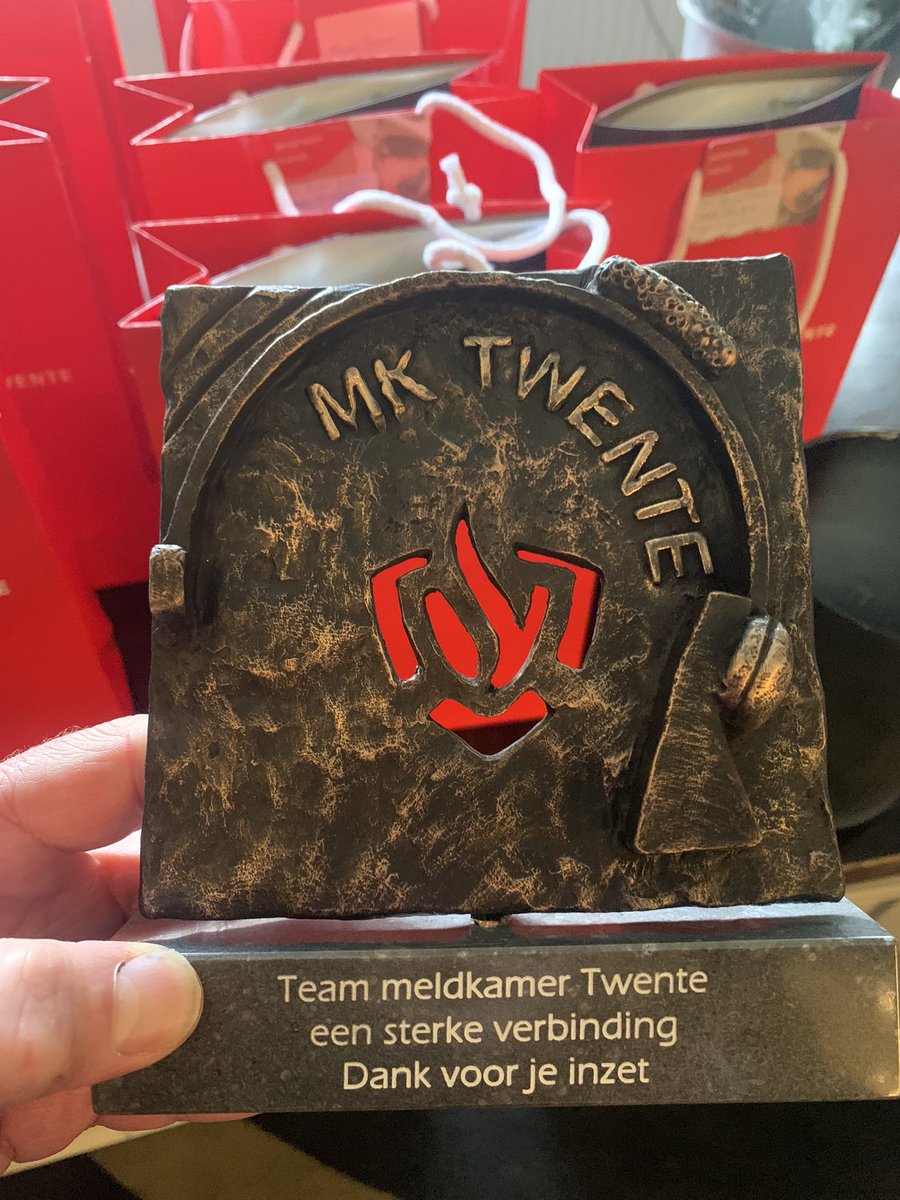 StephanWevers's tweet photo. Een markante week; de overgang naar #MeldkamerOost en afscheid genomen van onze #centralisten in Twente. Dank voor jullie inzet en good goan in Apeldoorn #ditiseengoedstelhoor @mkbrwtwente #MKON https://t.co/o5lMfGYRU9