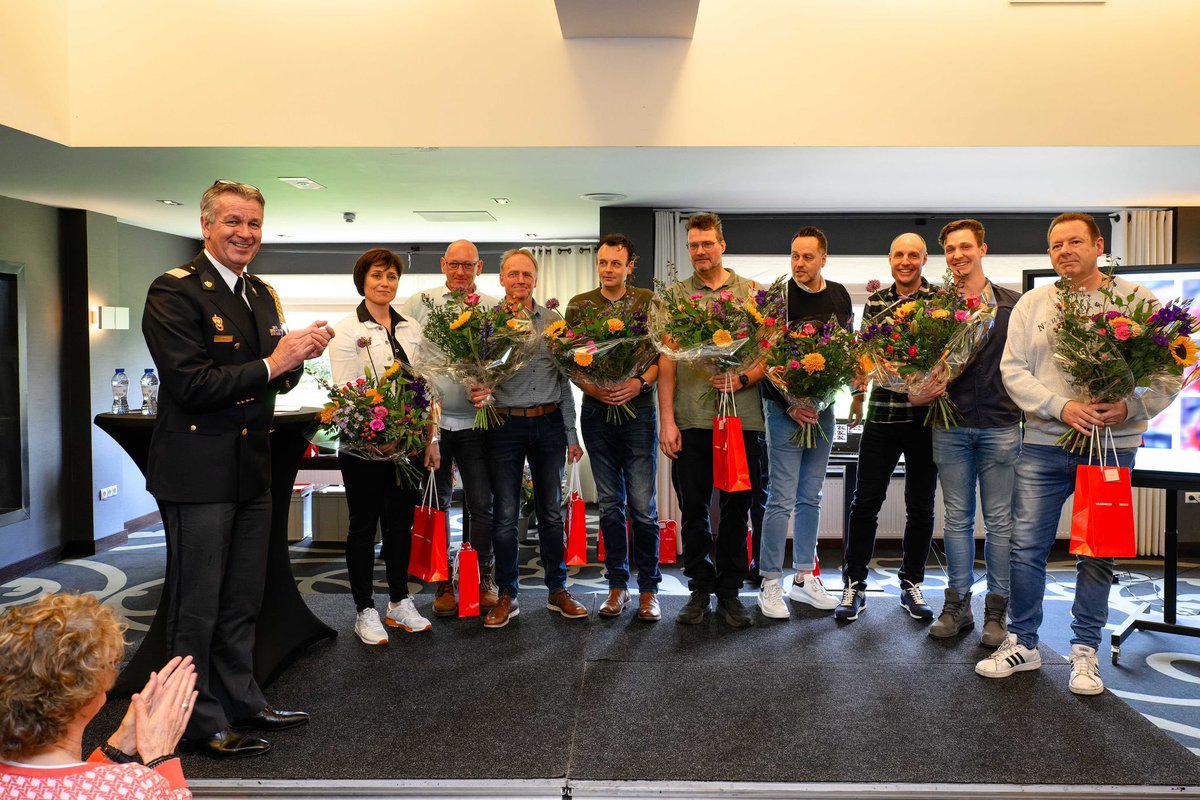 StephanWevers's tweet photo. Een markante week; de overgang naar #MeldkamerOost en afscheid genomen van onze #centralisten in Twente. Dank voor jullie inzet en good goan in Apeldoorn #ditiseengoedstelhoor @mkbrwtwente #MKON https://t.co/o5lMfGYRU9