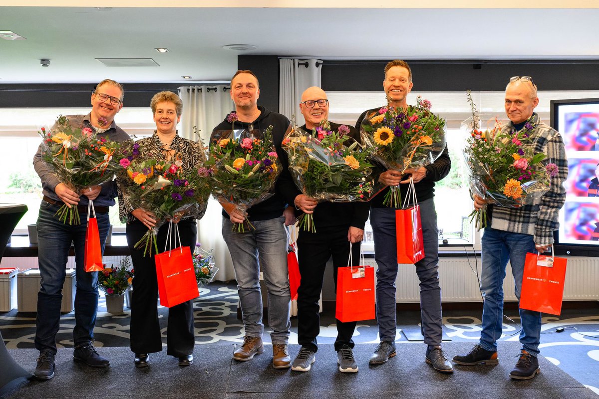 StephanWevers's tweet photo. Een markante week; de overgang naar #MeldkamerOost en afscheid genomen van onze #centralisten in Twente. Dank voor jullie inzet en good goan in Apeldoorn #ditiseengoedstelhoor @mkbrwtwente #MKON https://t.co/o5lMfGYRU9