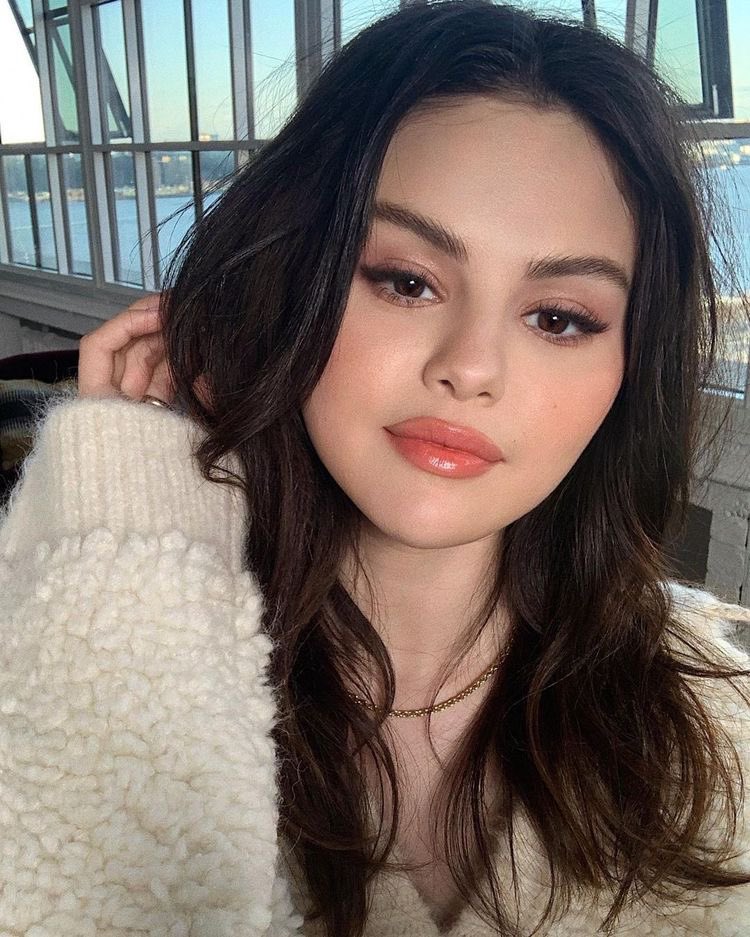 tracklist's tweet photo. Selena Gomez e Zayn foram vistos juntos em um restaurante, segundo a revista People. 

Os cantores supostamente estavam de mãos dadas. https://t.co/VhNsJmemQ8