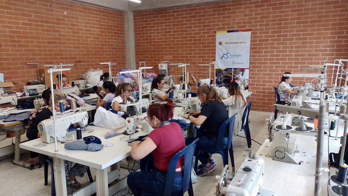 Fusinger1's tweet photo. avanza exitosamente el programa de fortalecimiento de capacidades para la población en confecciones en valle y tolima 1200 beneficiarios gracias a @ProsperidadCol @cielo_rusinque #GobiernoDelCambio #oportunidadesparaelcambio #confecciones #empleabilidad #superacionpersonal #mujer https://t.co/qbZqZydCtr