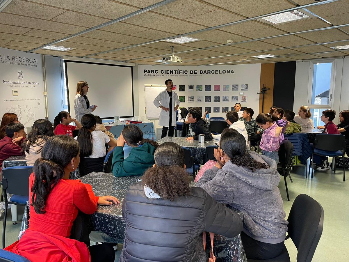 escolaelshorts's tweet photo. L'alumnat de 6è visita el #ParcCientificdeBarcelona i aprofundeix en la investigació.
#experimentem
#manipulem
#Ciencia 
#descoberta https://t.co/V1AOeP5SY4