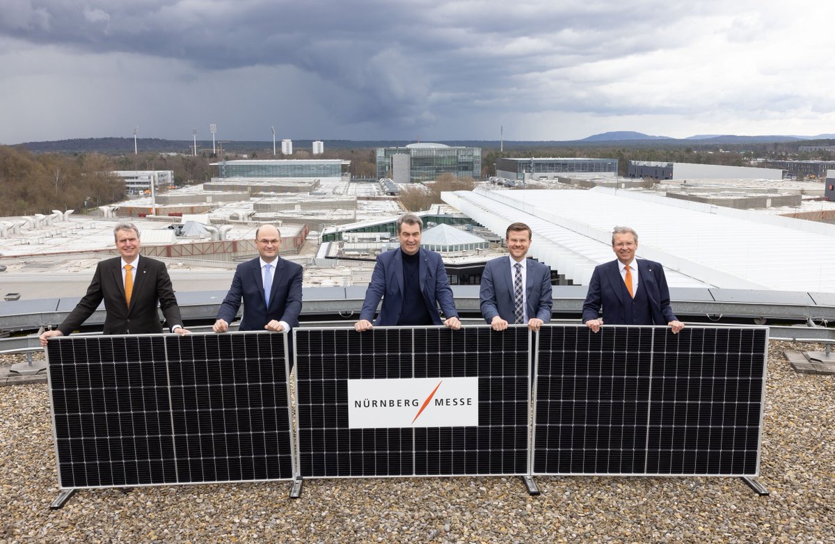 Mit dem Bau eines Hybridkraftwerks verfolgen wir unser Ziel, die Energieversorgung der NürnbergMesse bis 2028 klimaneutral zu gestalten. Die ersten von bald 21.000 Solarpanelen auf den Messedächern haben wir heute gelegt. #NürnbergMesseGroup #nachhaltigemesse