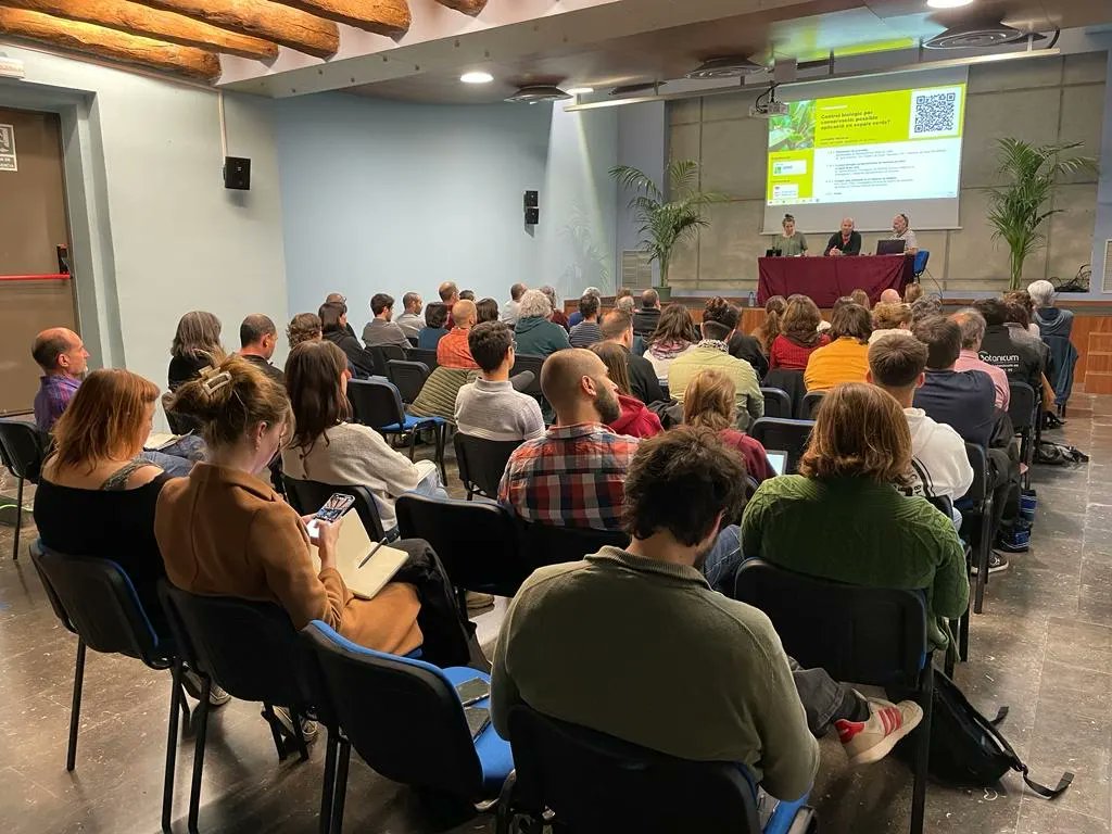 👏🏼 Molt contents de la jornada tècnica que hem organitzat a Mollet des de <a href="/apevcat/">Associació APEVC</a> sobre el control biològic per conservació.

Hi ha hagut una gran participació i hem comptat amb excel·lents ponències que ens obren camí a la gestió integrada de #plagues en espais verds 🌳