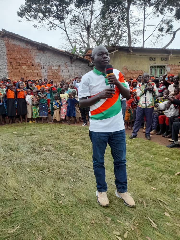 CnddFddButanyer's tweet photo. #Burundi 24/3/2023
Imitumba ya #Masama2,#Bushoka,#Nyarurambi,na #Gitamo na #Nyamitanga ,niho umunyamabanga wa @CnddFdd muntara ya #Kayanza yagendeye muri komine #Muhanga akaba  yahakiriye  abanywanyi bashasha 5.Muminsi 48 akaba agendey imitumba 237/262 igize intara.
@R_Ndikuriyo https://t.co/IzcTdJN1MC