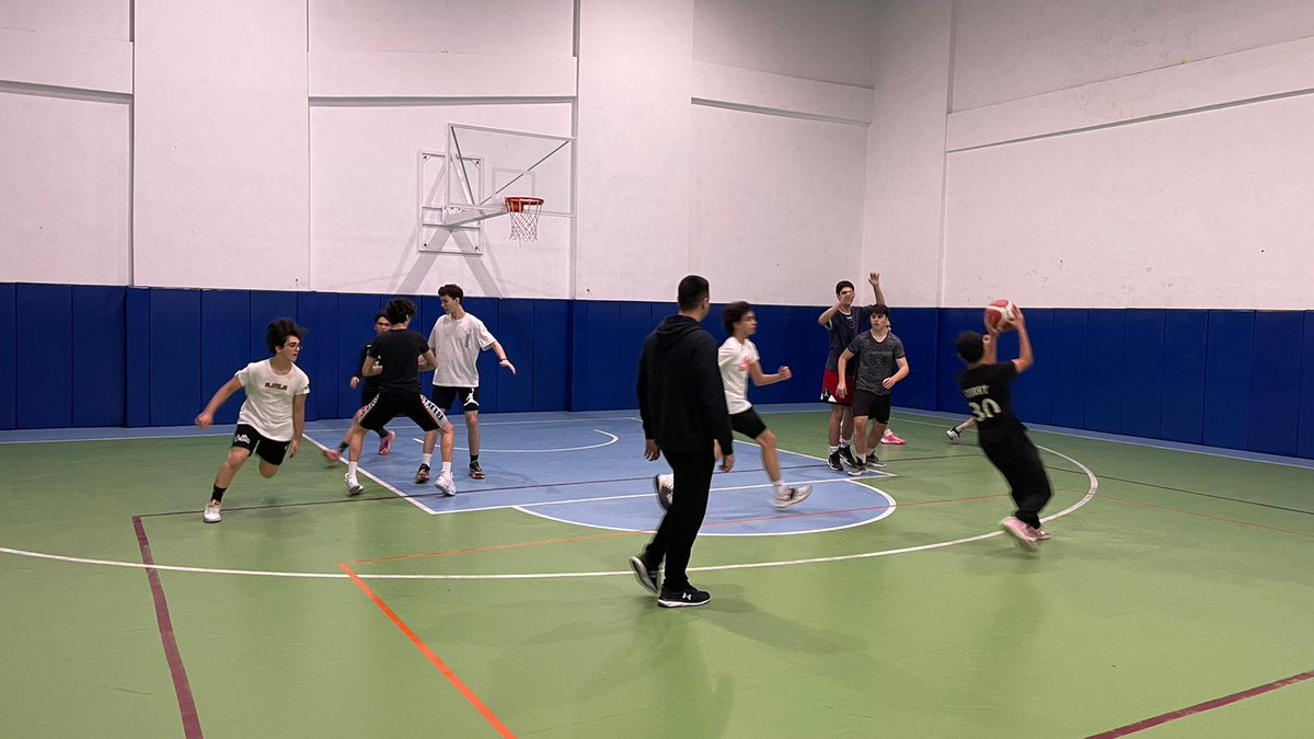 UOCalli's tweet photo. Lise kademesi Basketbol ve Futsal okul takımı çalışmalarımız tüm hızıyla devam ediyor. 💪 #UğurdaAktifYaşam https://t.co/NVm6WDgW3w