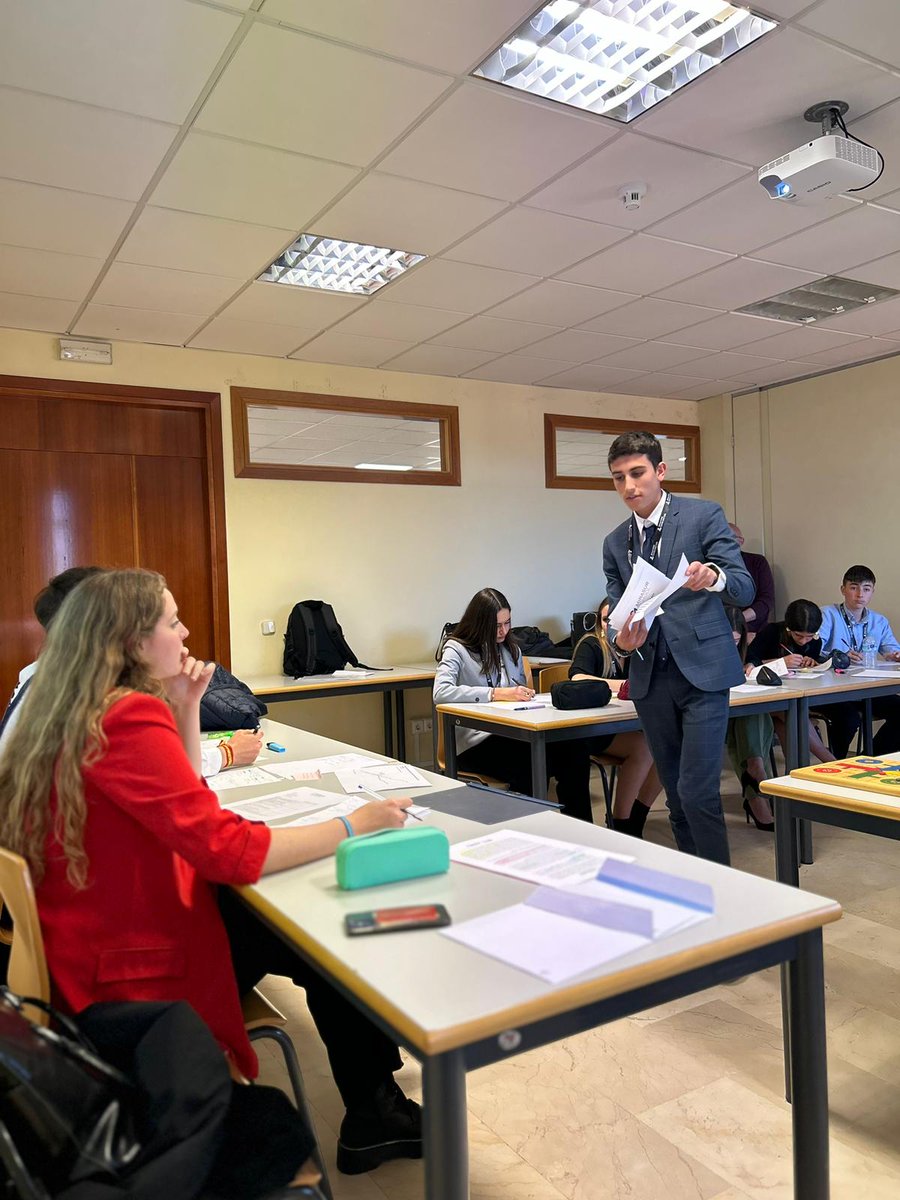 Vamos a por las primeras rondas de debate de la #LigaCICAEUCJC.

No lo tienen nada fácil, defienden sus posiciones acerca de si es positivo el impacto que está generando y tendrá la IA, ¡os escuchamos!