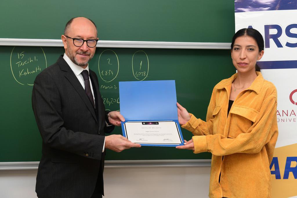 arsemakademi's tweet photo. Prof.Dr. Murat ATAN hocamız tarafından verilen SPSS ile Veri Analizi eğitimimiz tamamlanmış, katılımcılarımız katılım belgelerini Anadolu Üniversitesi Rektörü Prof.Dr. Fuat ERDAL hocamızdan almışlardır. #arsemakademi #araştırmaseminerleri #anadoluüniversitesi #bistlab #SPSS https://t.co/9i31bu67ZJ