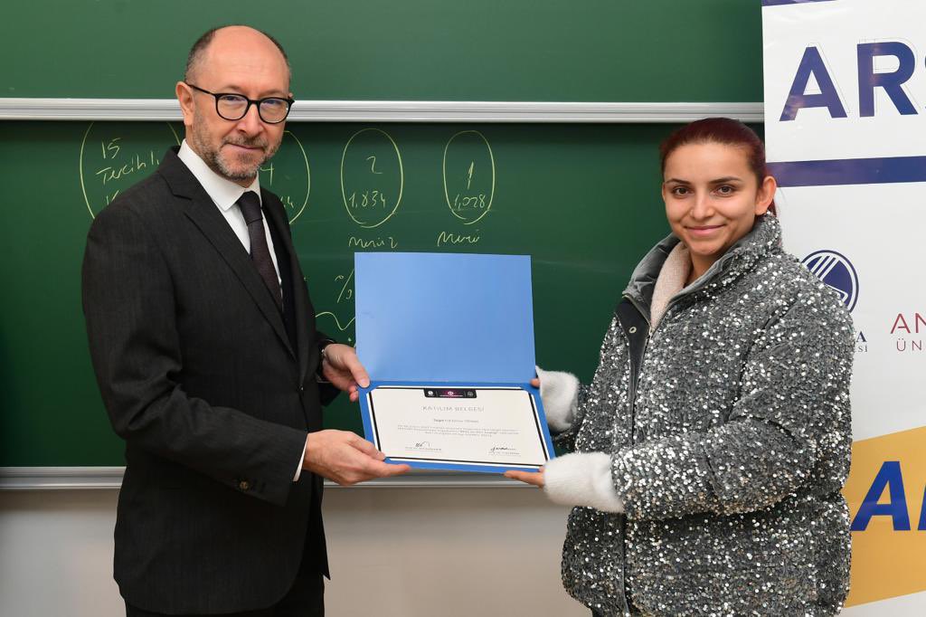 arsemakademi's tweet photo. Prof.Dr. Murat ATAN hocamız tarafından verilen SPSS ile Veri Analizi eğitimimiz tamamlanmış, katılımcılarımız katılım belgelerini Anadolu Üniversitesi Rektörü Prof.Dr. Fuat ERDAL hocamızdan almışlardır. #arsemakademi #araştırmaseminerleri #anadoluüniversitesi #bistlab #SPSS https://t.co/9i31bu67ZJ