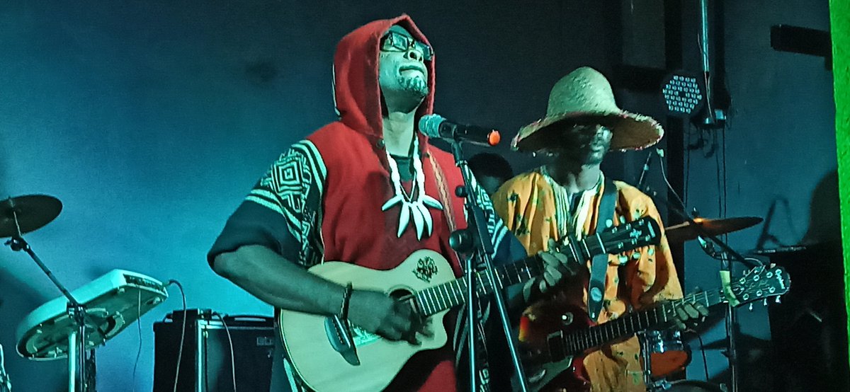 Reporter4Music's tweet photo. 🇨🇲 Incruster un #Xylophone diatonique est très rare sur les scènes au #Cameroun. #JeanLouisMbe en a fait appel lors du Showcase #Yamex hier, sur une prestation électrique ⚡avec sa guitare 🎸#Rock et un #Kemit7 des grands soirs. @yaoundemusicexp @taphisonline https://t.co/slWntkukEA