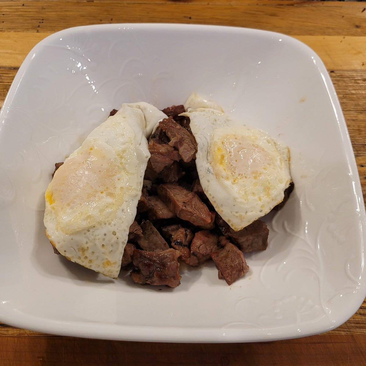 hugofurst's tweet photo. My favorite way to make lamb is in bites cooked in garlic butter.  A couple of runny eggs on top make it amazing. https://t.co/n4hR3Z3gGC