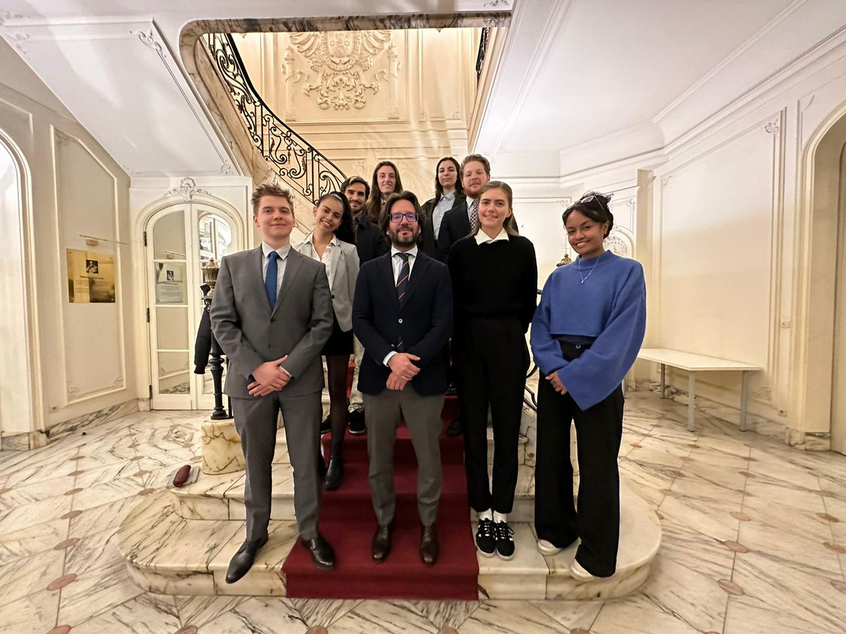 EmbEspBelgica's tweet photo. Rencontre enrichissante avec des étudiants de l'ULB dans le cadre du projet @ULBMUN (programme de simulation de l'Assemblée de l'ONU). Accueillis par notre Conseiller, ils ont discuté des priorités de l’🇪🇸 en matière de politique étrangère, de l'ONU et des relations bilatérales. https://t.co/sgI50G5Cj4