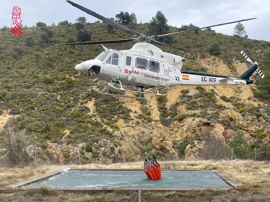 GVA112's tweet photo. #IFVillanuevaViver

🚁Helicóptero @GVA112 realiza una carga con bambi en un depósito de incendios. 

💧Hasta las 12:35h. los medios aéreos de la Generalitat que trabajan en la extinción han realizado 221 descargas desde su inicio.

A estas descargas hay que sumarle también las que realizan los medios de @mapagob y del @GobAragon para estabilizar el incendio.
