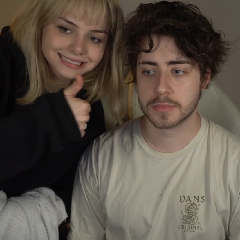 lorenaaorsi's tweet photo. um belo dia no começo da pandemia (1° mês de lockdown) eu tava morrendo de tédio na casa da minha vó de madrugada jogando minecraft, ate q passa uma foto de um youtuber q eu tinha crush em 2015 e q eu achei q tinha sumido da face da terra (eu não conhecia a twitch) aí eu só fui automaticamente e mandei uma dm SUPER nada a ver pra ele e voltei pro mine
tempo depois entro no insta d novo e ele tinha me respondido, 3 anos depois tamo aí morando junto com 2 cachorro e 1 gata