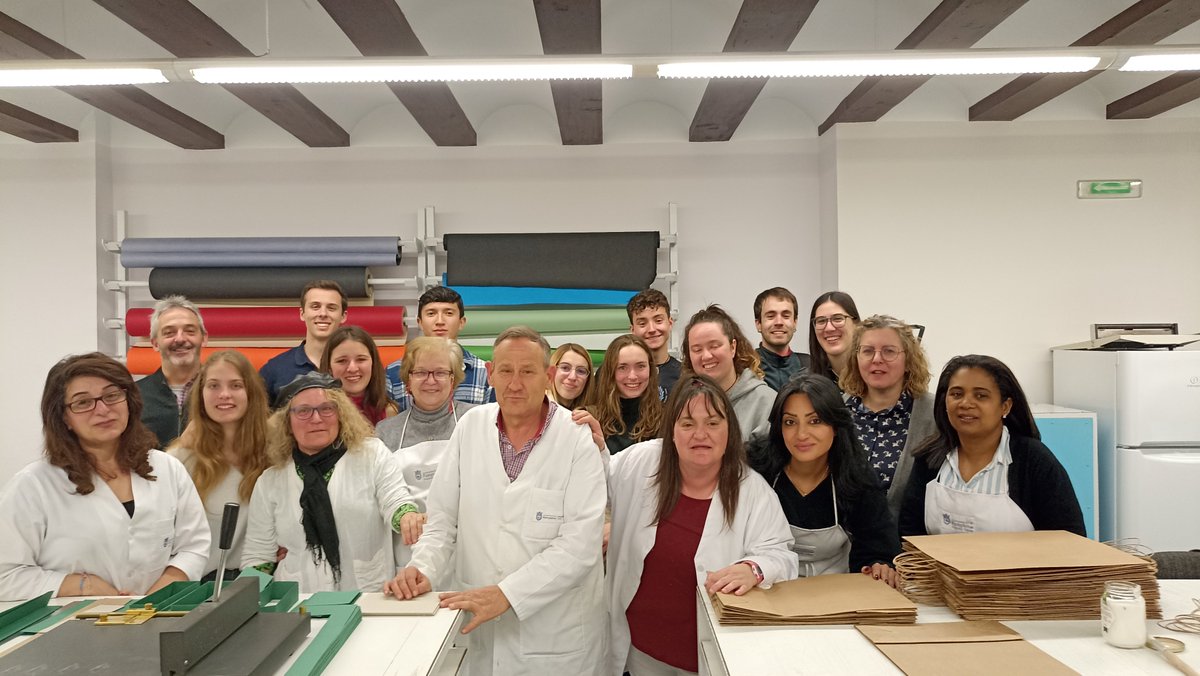 Estudiantes del Grado de IPPA han visitado el Tajo de Encuadernación y Serigrafía del Ayuntamiento de Pamplona en el marco de una actividad vinculada con el proyecto europeo NEMOS sobre materia de sostenibilidad a través del Aprendizaje y Servicio.