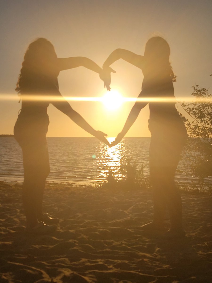 Lex_Richardson5's tweet photo. @JaymeKingFox35 #snapthesun Twins Sara and Sadie...they were your weather babies about 13 years ago! 😆 Commited viewers ❤️ https://t.co/ZIIUZ64zdN