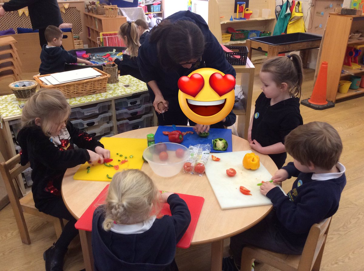 EgremontEYFS's tweet photo. #funsnackfriday with an #environmentchallenge twist. We learnt how growing our own food can help our world. We watched a video about how peppers and tomatoes are grown and then set to work making our own salsa! Come back later for the taste test 🇲🇽🌶🍅 https://t.co/VgwyilC3Xa