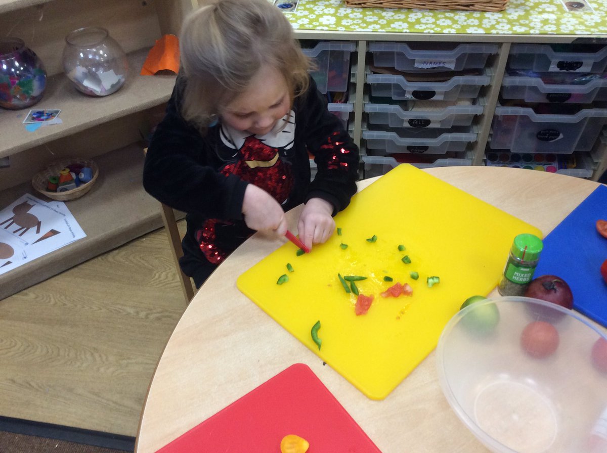 EgremontEYFS's tweet photo. #funsnackfriday with an #environmentchallenge twist. We learnt how growing our own food can help our world. We watched a video about how peppers and tomatoes are grown and then set to work making our own salsa! Come back later for the taste test 🇲🇽🌶🍅 https://t.co/VgwyilC3Xa