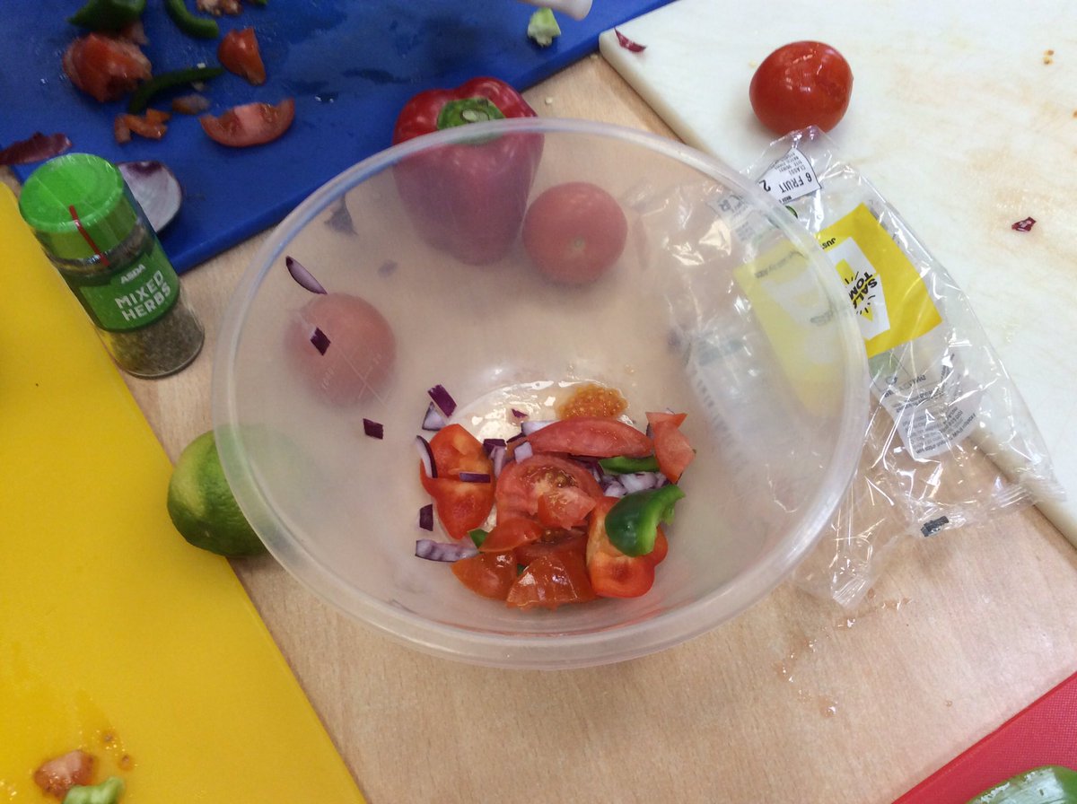 EgremontEYFS's tweet photo. #funsnackfriday with an #environmentchallenge twist. We learnt how growing our own food can help our world. We watched a video about how peppers and tomatoes are grown and then set to work making our own salsa! Come back later for the taste test 🇲🇽🌶🍅 https://t.co/VgwyilC3Xa
