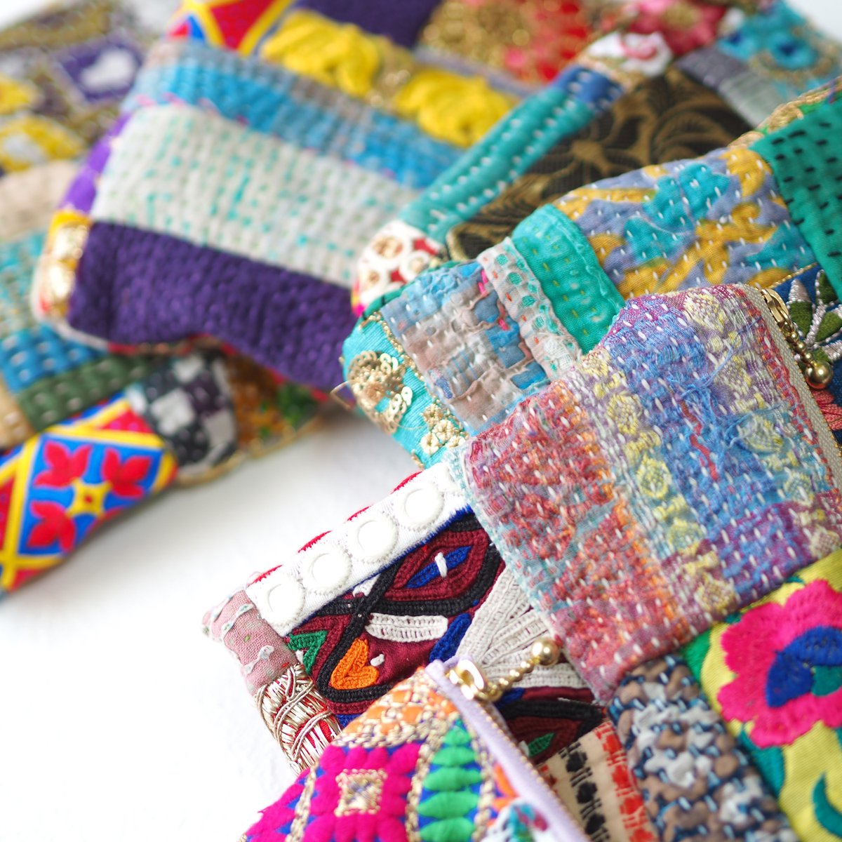 FloopaD's tweet photo. カラフル🌈
作ったポーチを並べてみたら
⁡
可愛い😍

#handmade
#ハンドメイド
#ラリーキルト
#カンタキルト
#インド刺繍
#インドリボン https://t.co/FvOk5x6tiF