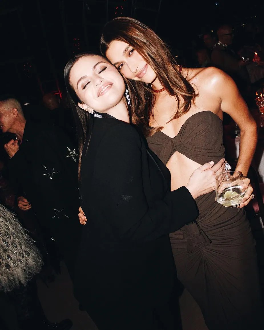 GossipRoomOff's tweet photo. 🚨 Selena Gomez dénonce la haine que Hailey Bieber reçoit :

"Hailey Bieber m'a contacté et m'a fait savoir qu'elle avait reçu des menaces de mort et une telle négativité haineuse. (...) J'ai toujours prôné la gentillesse et je veux vraiment que tout cela s'arrête. ❤️" (via People)