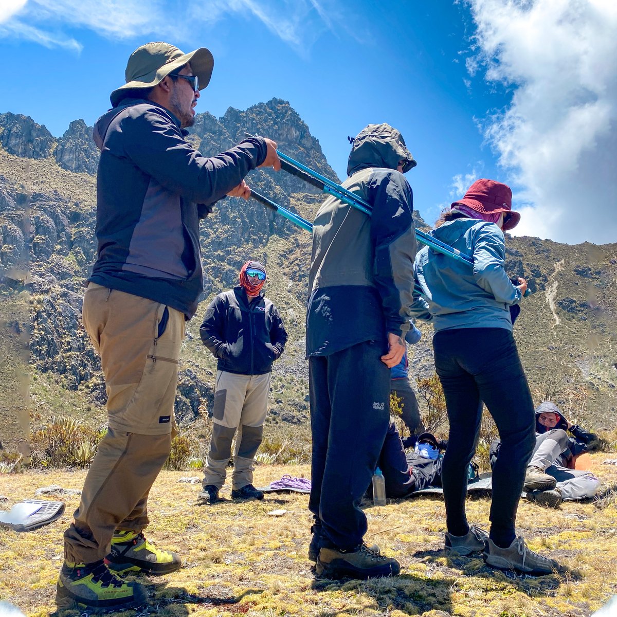 Wilderness First Responder - WFR
Entrenamiento impartido por la Escuela de Rescate y Primeros Auxilios Kausay con aval de la University of Colorado Section of Wilderness and Environmental Medicine.
Promovamos el  montañismo responsable, las prácticas de montaña seguras y éticas.