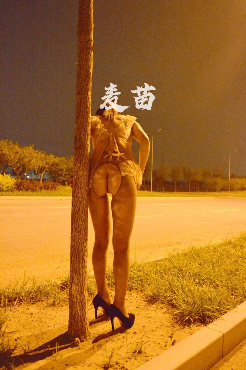 路边发小卡片的征召女郎