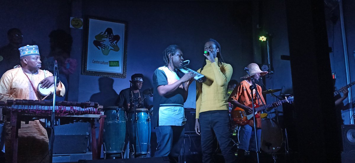 Reporter4Music's tweet photo. 🇨🇲 J'avais découvert la voix lors d'une séance d'écoute, jeudi j'ai vu un talent sur la scène additionnant chant & #danse: il se nomme #Cedric #Océan, DA de la compétition @MissCamerounOff depuis 2022. Du travail en perspective pour lui côté #Voix. #YAMEX @yaoundemusicexp https://t.co/4T1VhdDIkB