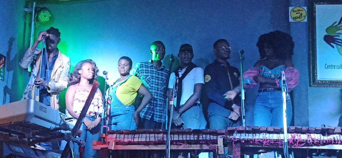 Reporter4Music's tweet photo. 🇨🇲 J'avais découvert la voix lors d'une séance d'écoute, jeudi j'ai vu un talent sur la scène additionnant chant & #danse: il se nomme #Cedric #Océan, DA de la compétition @MissCamerounOff depuis 2022. Du travail en perspective pour lui côté #Voix. #YAMEX @yaoundemusicexp https://t.co/4T1VhdDIkB