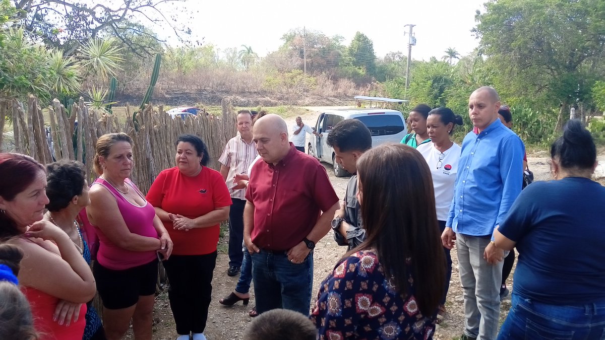 DrRobertoMOjeda's tweet photo. Los candidatos a diputados por el municipio #Cienfuegos visitamos las comunidades de Guabairo, San Antón, Quesada y Punta Gorda, donde intercambiamos con la población, conocimos  insatisfacciones y constatamos las acciones que se realizan para darle respuesta. #MejorEsPosible https://t.co/7QuTIWCqPw