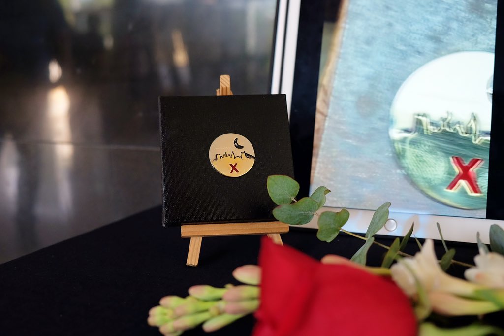 TEDxGranada_'s tweet photo. ¿Alguna vez habías pensado en la joyería como arte? 🤔

Pablo Minguillón (@Mingui_) nos demostró el arte de la joyería 💍 en la exposición que realizó para TEDxGranada 2022.

Incluso, nos dedicó una joya exclusiva bajo el lema de Sempiterno. https://t.co/SvzbfOvq82