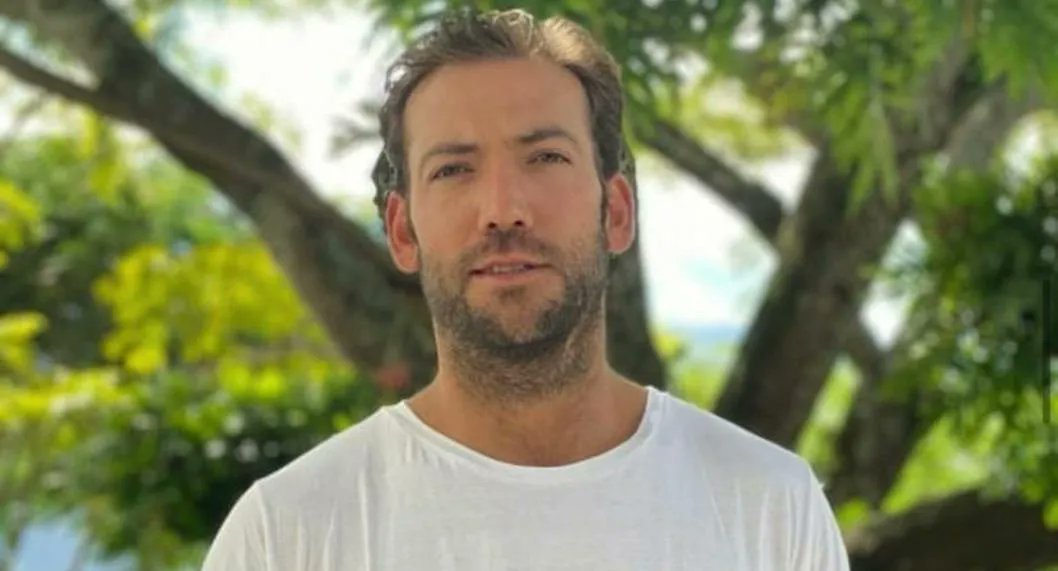 pulzo's tweet photo. Hijo de Juan Manuel Santos oficializó su noviazgo con reconocida actriz colombiana 😮👉 https://t.co/rG01ad597R https://t.co/KgiQlJyPM0