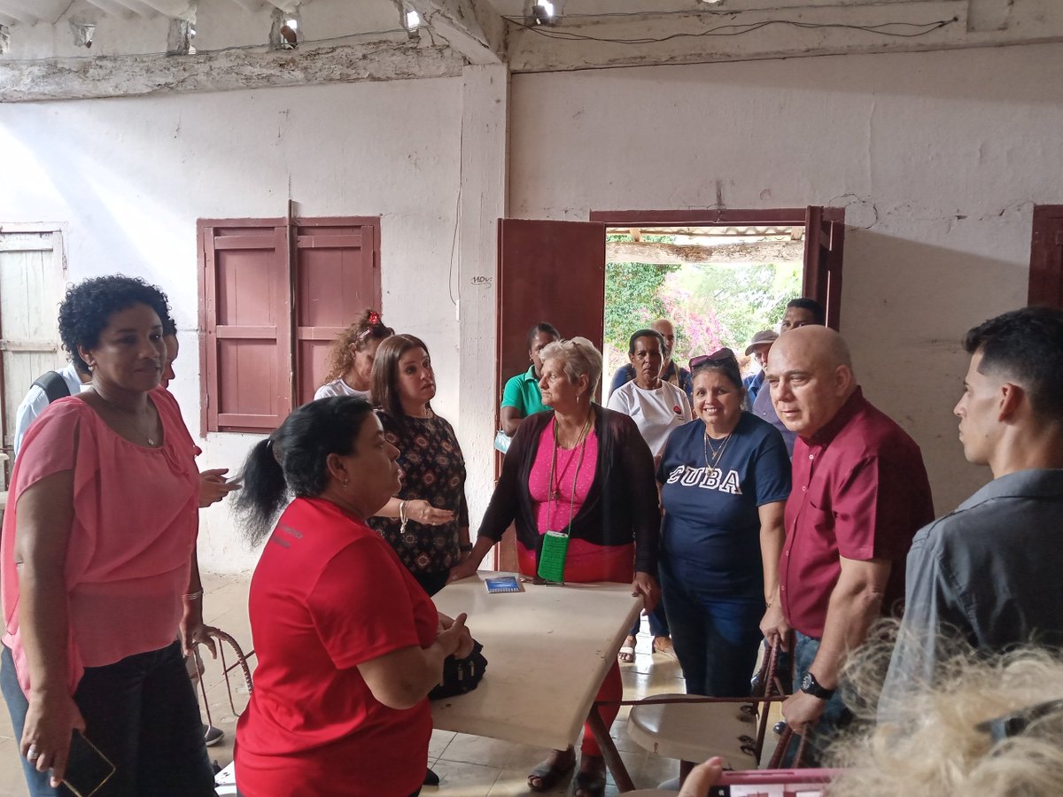 DrRobertoMOjeda's tweet photo. Los candidatos a diputados por el municipio #Cienfuegos visitamos las comunidades de Guabairo, San Antón, Quesada y Punta Gorda, donde intercambiamos con la población, conocimos  insatisfacciones y constatamos las acciones que se realizan para darle respuesta. #MejorEsPosible https://t.co/7QuTIWCqPw