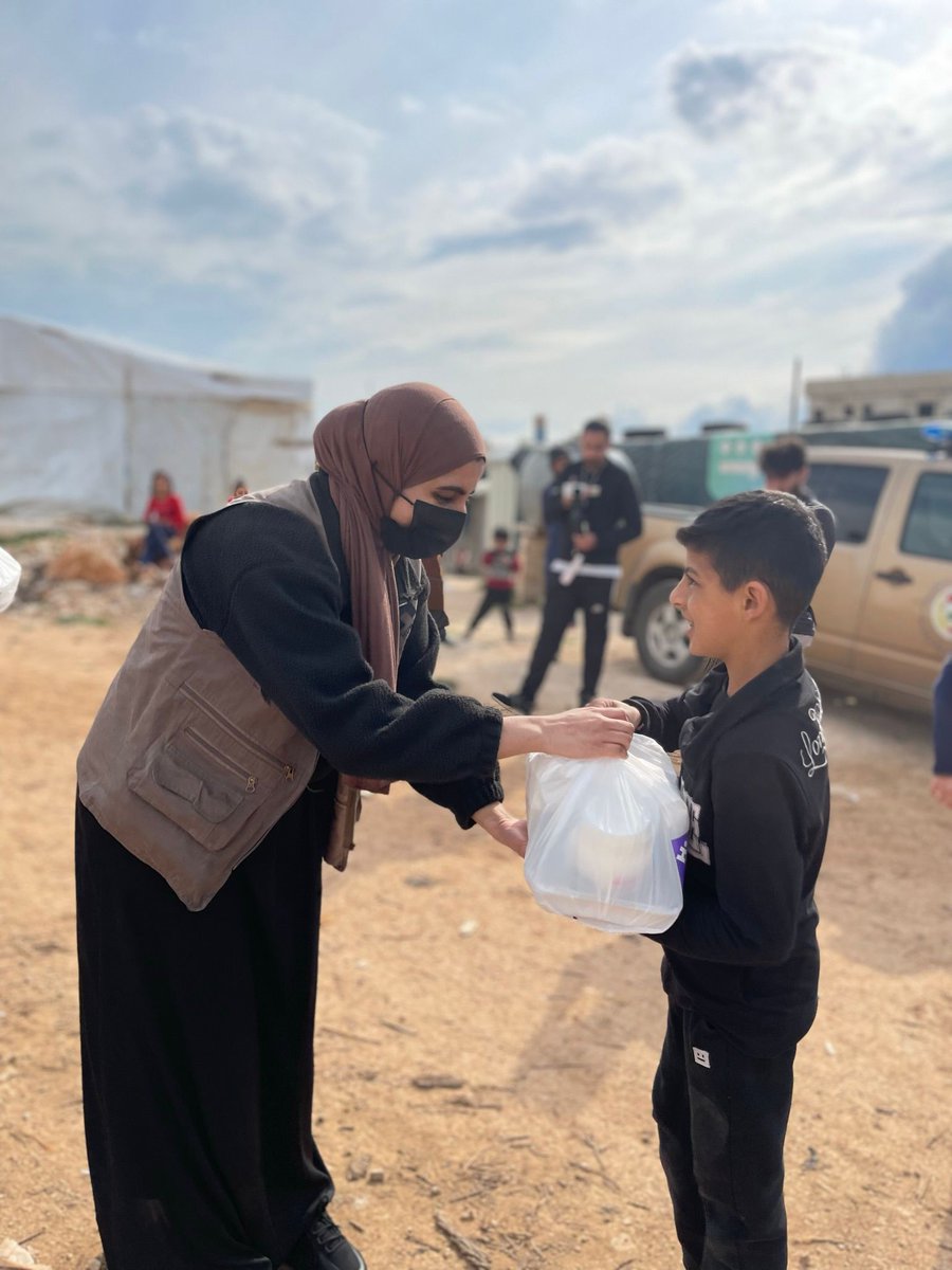 aleenaaax02's tweet photo. THE FIRST JUMMAH IN RAMADAN
We should not forget our brothers and sisters who do not know if their Iftar is guaranteed…
“…and they give food, out of their love for Him (Allah), to the needy, and the orphan, and the captive” (Surah Al Insan)

#reacheveryhuman #areachramadan https://t.co/f1GjZ9nW94