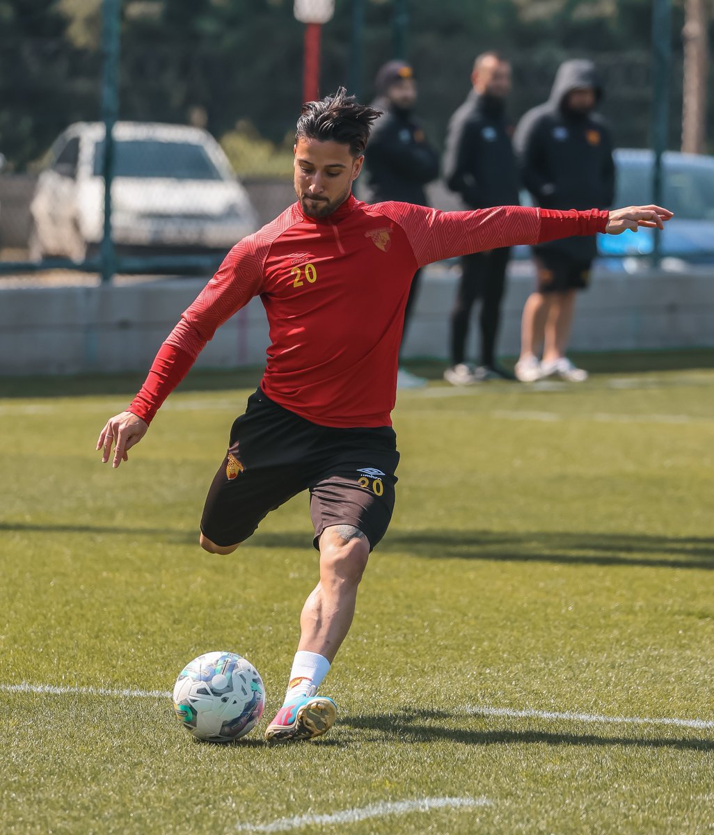 Goztepe's tweet photo. Göztepe'miz, bugün gerçekleşen antrenman ile Tuzlaspor maçının hazırlıklarını tamamladı👊

https://t.co/UMEM50r9La

#Göztepe #UrlaGünlüğü https://t.co/y1C05x6Xvh